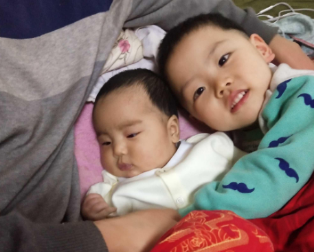 “暖心”哥哥火了，给妹妹洗脚时突然扎进盆里，满屏都是榴莲味