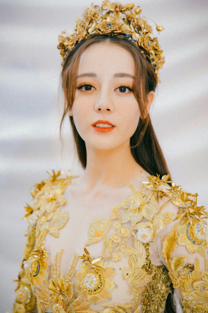 肖战迪丽热巴大学素颜毕业照被扒，前者变化太大，后者几乎一样