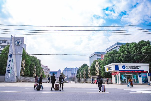 新学期迎来“坏消息”，武汉各大高校现“天价学费”，学生很无奈