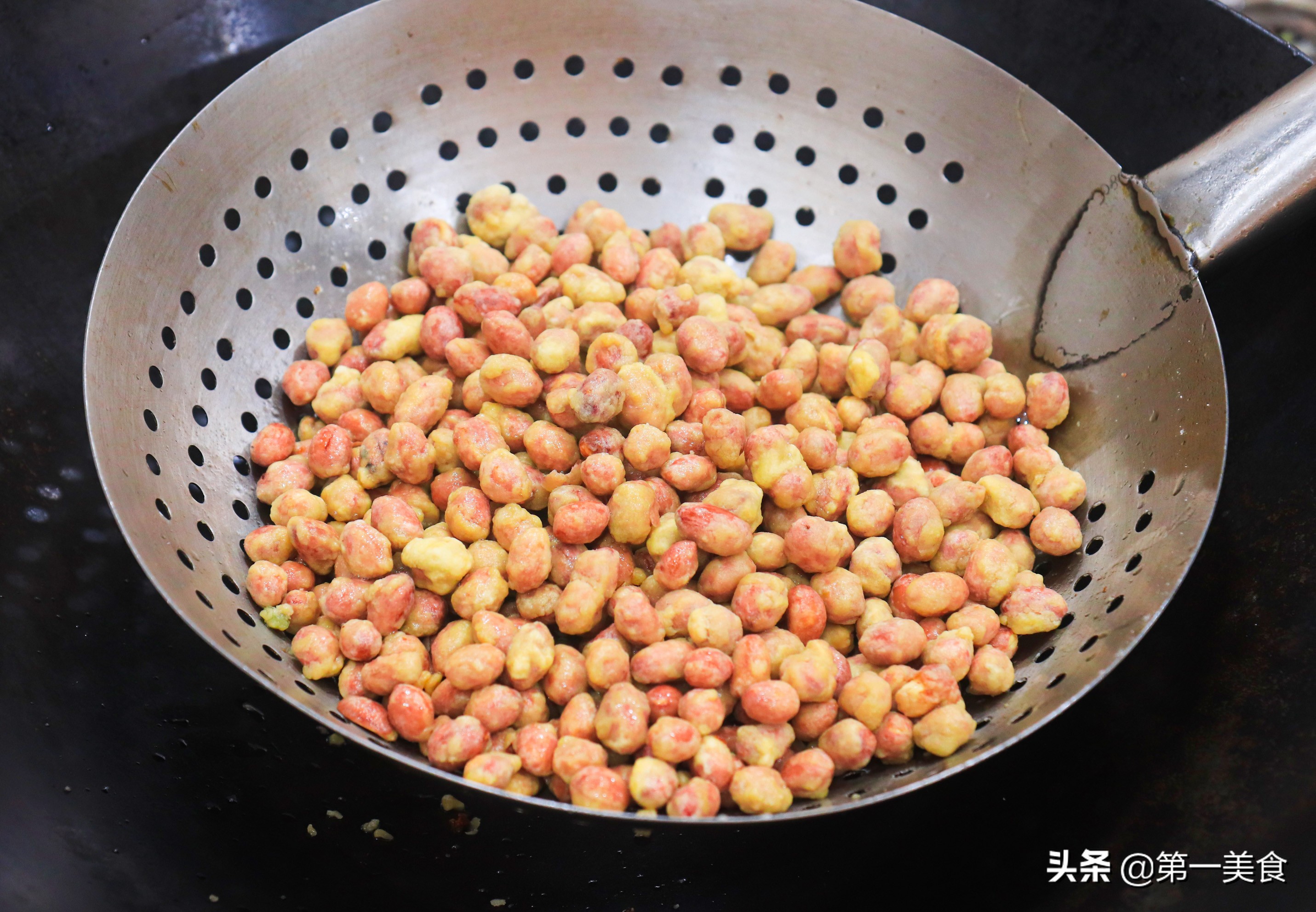 炸花生米的做法(大厨手把手教你做脆皮花生香酥可口)