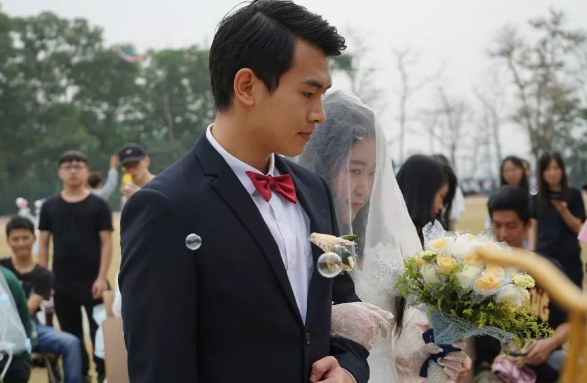 女大学生为啥没毕业就结婚生子？原因很扎心，大学生们要引以为戒