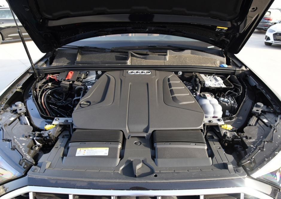 相比起宝马X5和奔驰GLE，奥迪Q7最大的亮点就是68.88万起