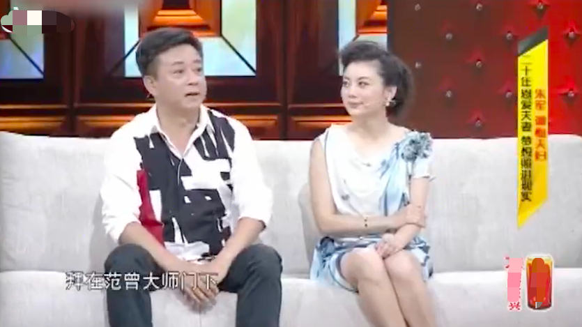 56岁朱军现身聚会，大佬聊天他指点人书法，一幅画曾卖130万