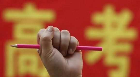 21年高考分数线预估出炉，降分已成定局，优等生却高兴不起来