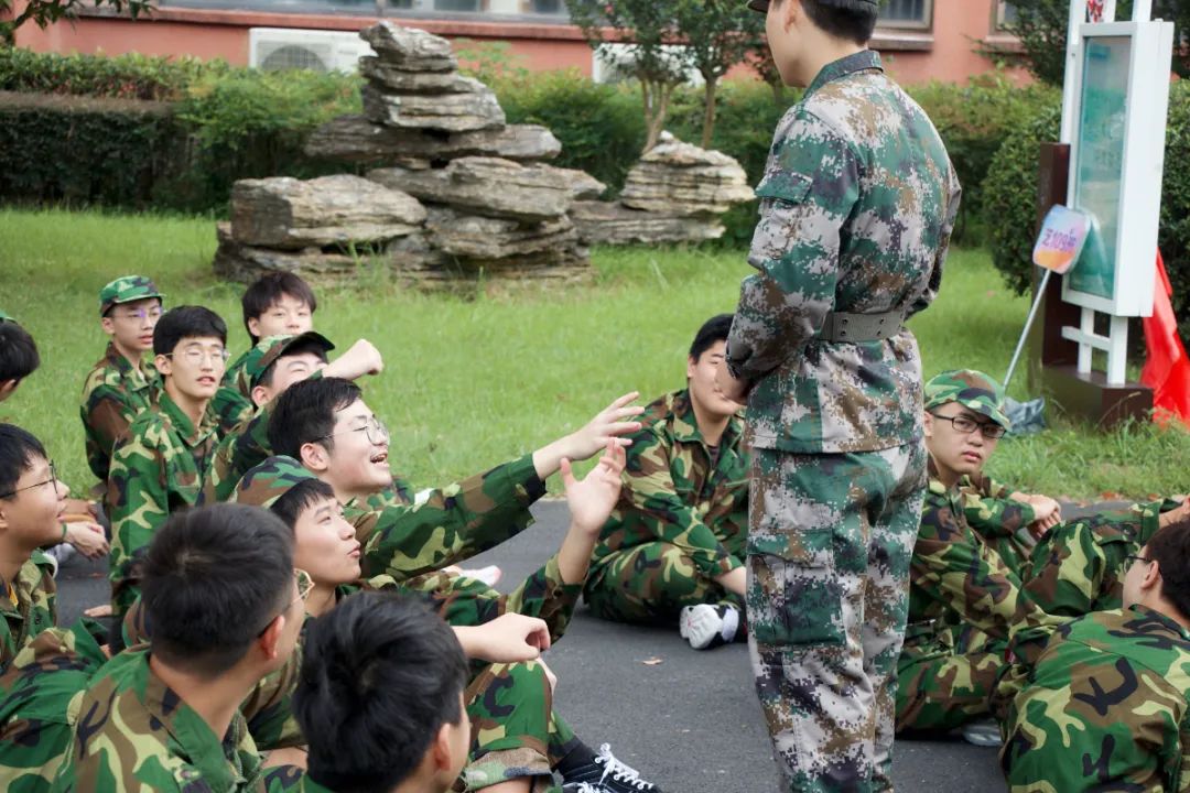 这一刻，迷彩和青春碰撞，汗水与激情交融