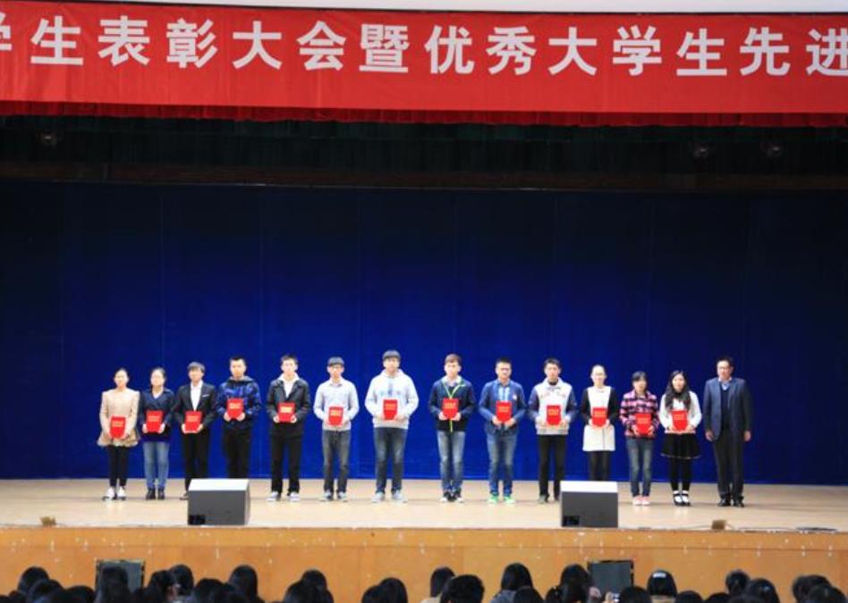 大学期间自我鉴定（大学期末考试成绩多少算优秀）