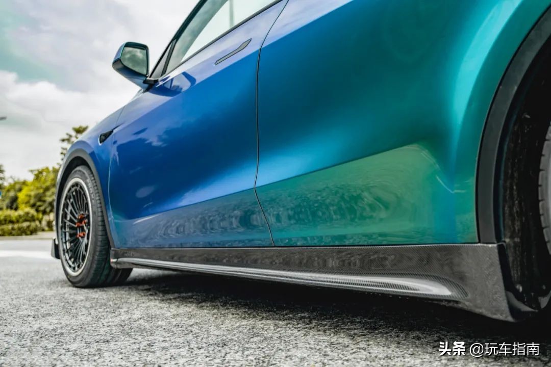 特斯拉Model Y全面改装，碳纤维宽体钻石绿变色膜回头率爆棚