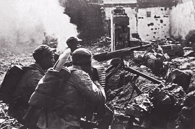 刑场上，战士亲手枪杀12名同志后自杀，用枪声发出绝密情报