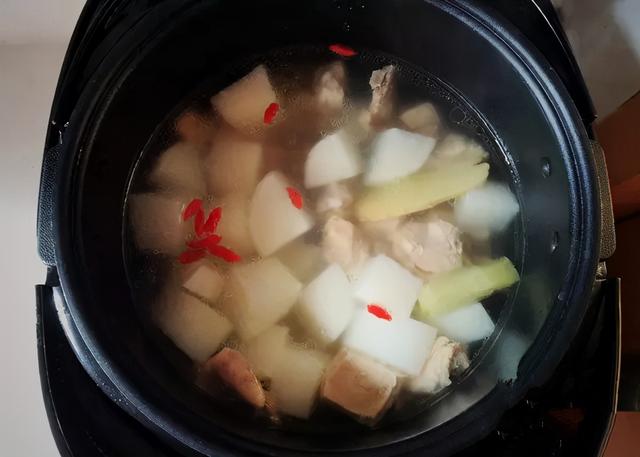 家常版清炖羊肉，用最少的料，炖出最鲜的汤，好喝不腻，没腥膻味