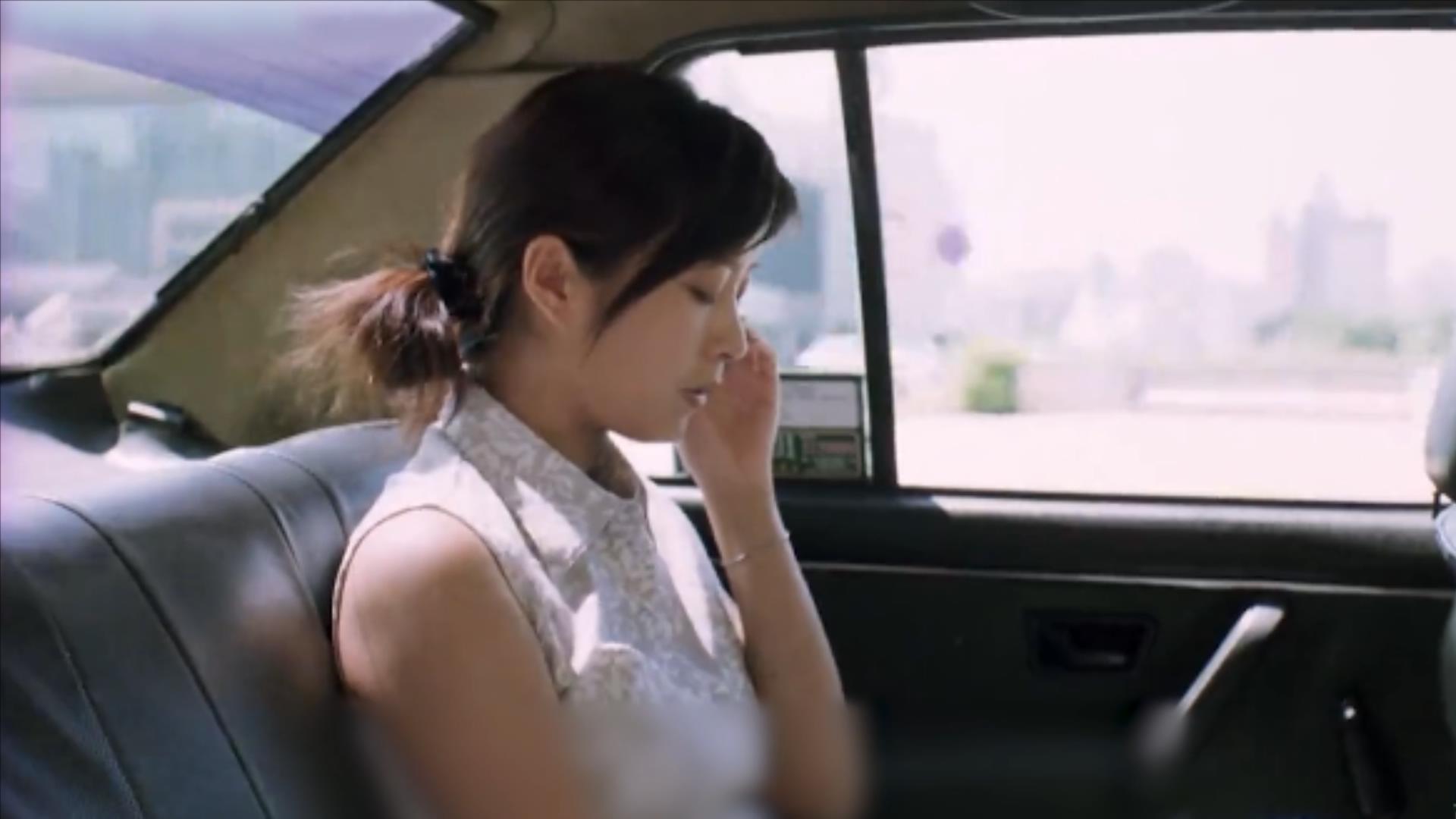 回酒店的路上 小敏终于打通了老公余强的电话,她告诉老公自己生病了