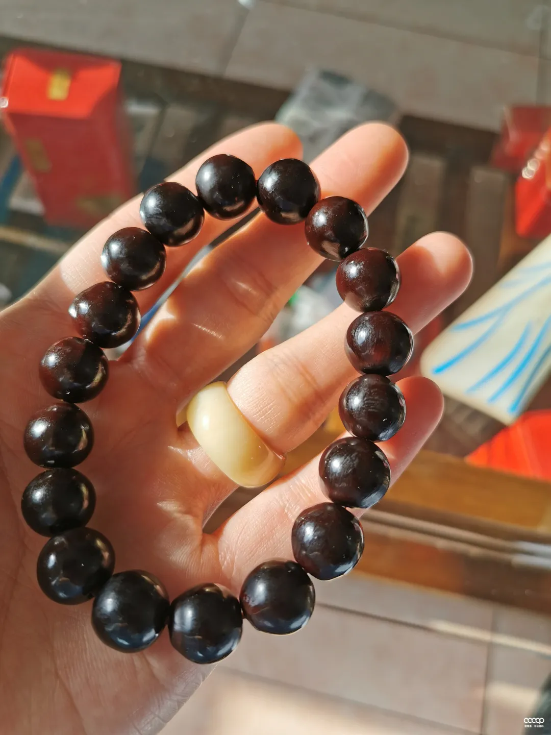 它是最古老的菩提手串,一斤才几十元,随便盘盘就出玻璃底