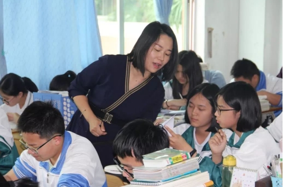 2所师范大学在二本招生，二本生也能当老师，缺点是位置有点远