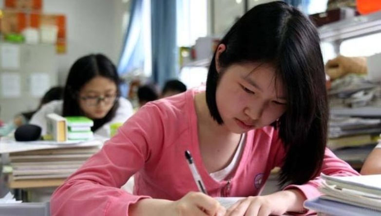 从不上补习班，从普通学生到河北省状元，邢雨菡到底做了什么？