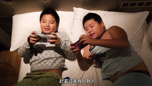 男子带俩孩子游泳，忽然被隔离！那画面简直不忍看…满屏生无可恋！网友：妈妈的痛苦体会到了吗