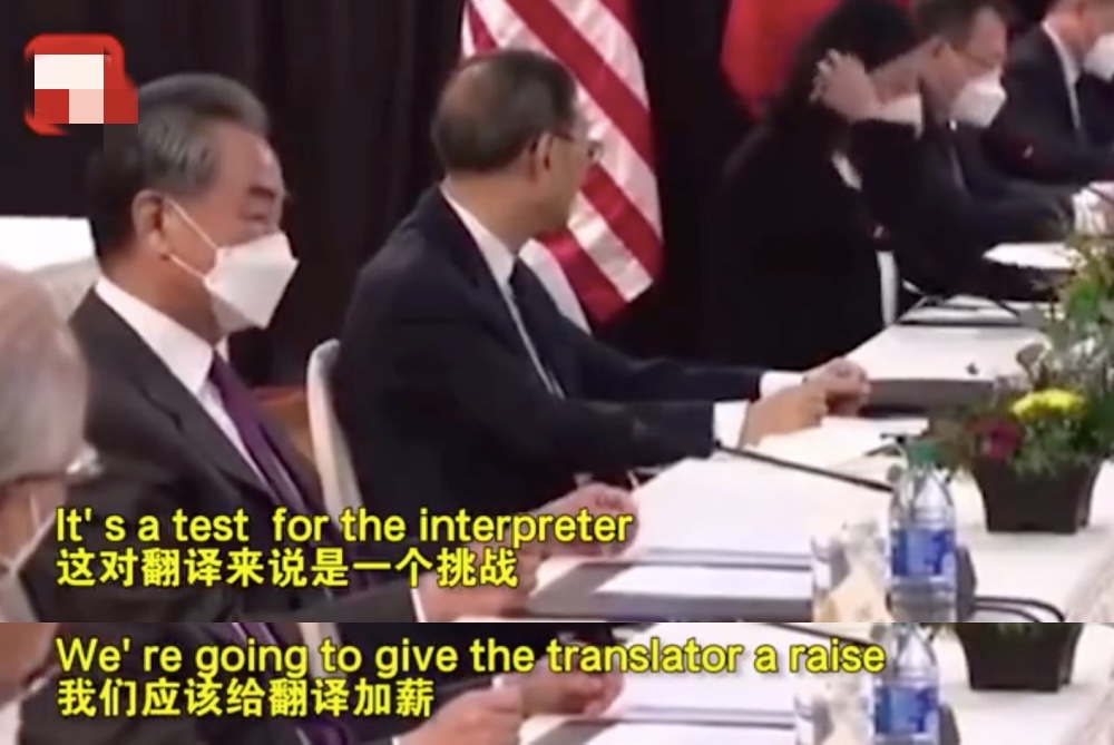 中国女翻译官燃爆了！中美交锋20分钟临场脱稿交传，太帅太牛