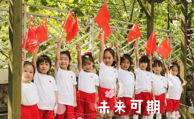 幼儿园毕业照走红，创意不输大学生，家长：再穷也不能少了仪式感