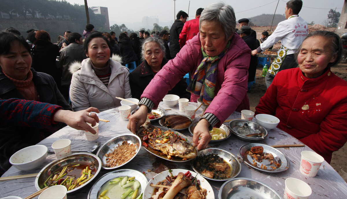 儿子考上985大学，父亲摆酒席庆祝，村民：读这个大学没有前途