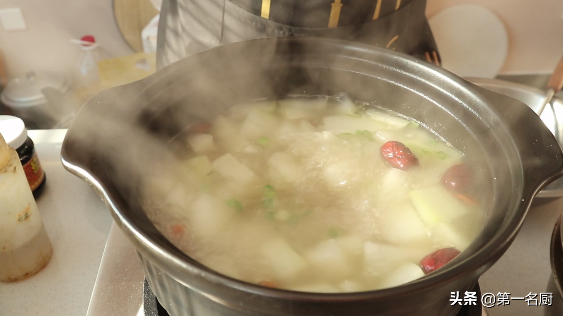 冬瓜排骨汤来了,只需掌握这两个小技巧,汤鲜味美,清淡营养