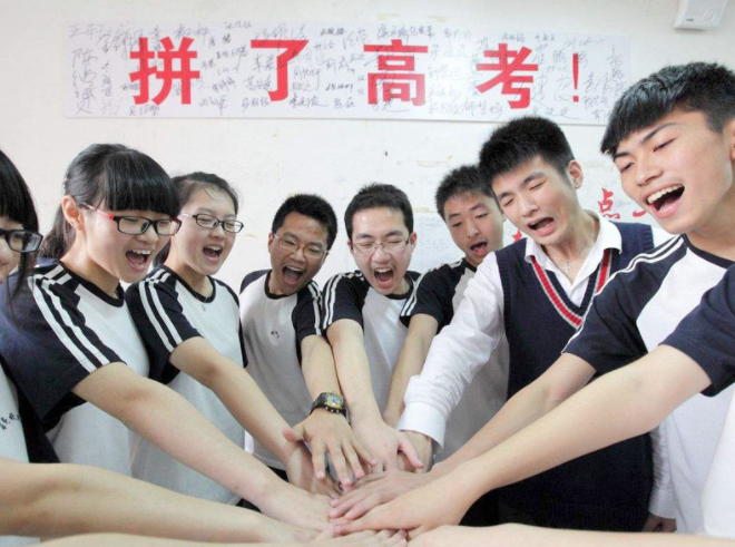 高中生“黑板报”走红，班主任看后舍不得擦，校长也跑过来欣赏