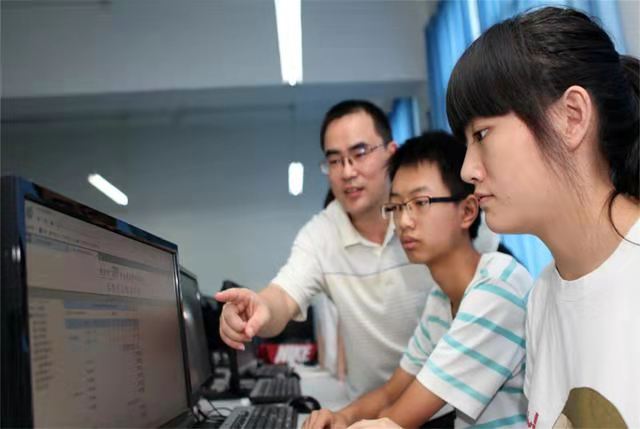 21年高考分数线预估出炉，降分已成定局，优等生却高兴不起来