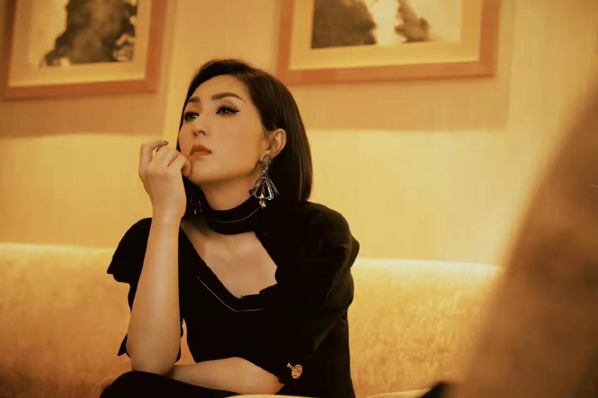 年近50的"春娇"还那么娇,杨千嬅黑裙华丽大片,看着风情满满