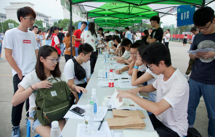 深圳大学食堂走红网络，跻身中国十大“闹鬼”高校榜单