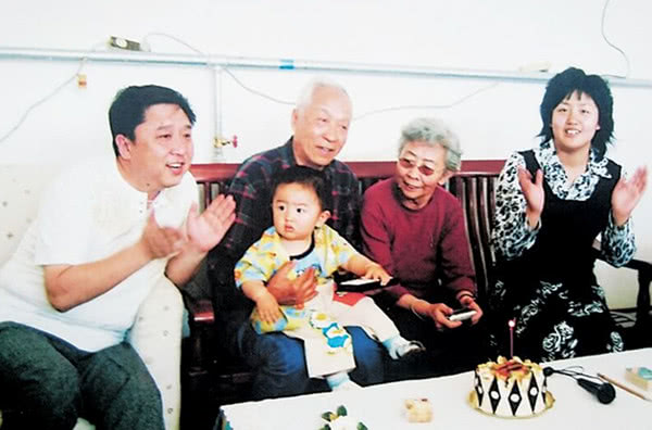 抽烟喝酒烫头，摇滚影帝相声，“京城富少”于谦瞒了观众多少？