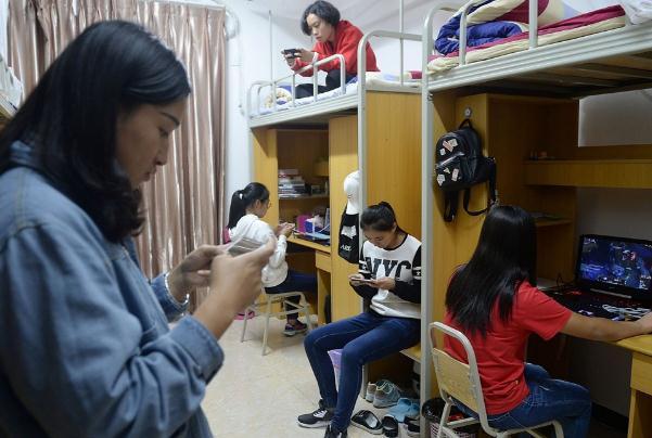 四川一高校女寝走红，6人建3个群，网友：等熟了后要开撕的节奏