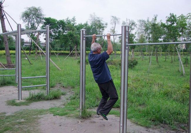 (三)如何正确的吊单杠?