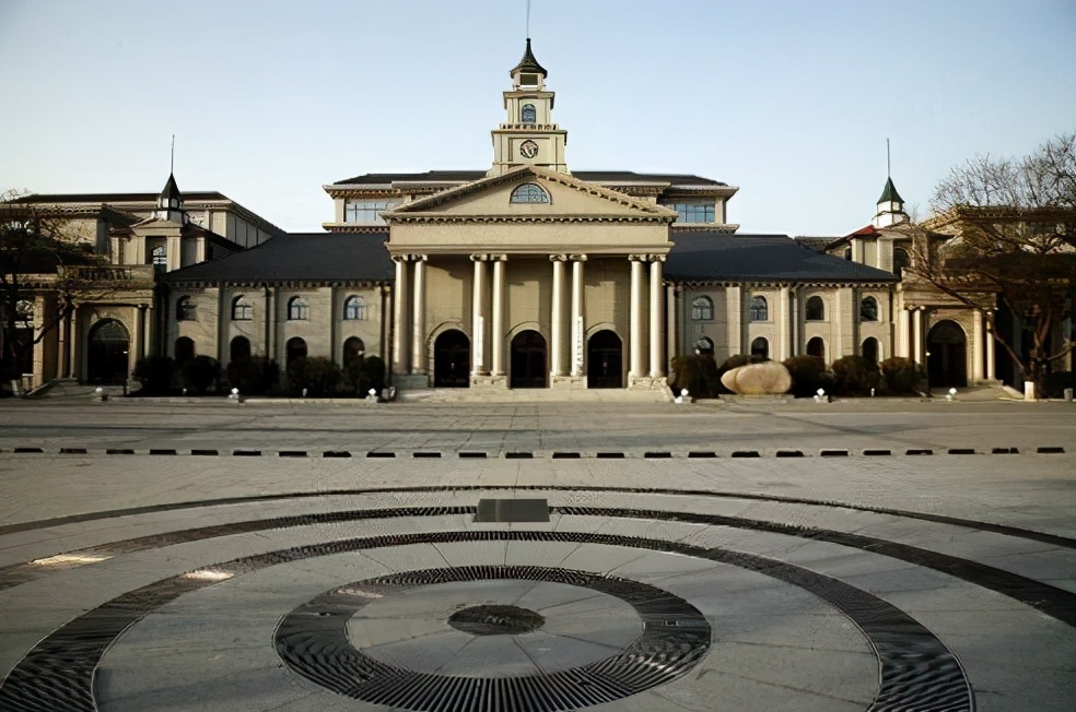 新中国成立后，有哪些军事院校是大军区级？