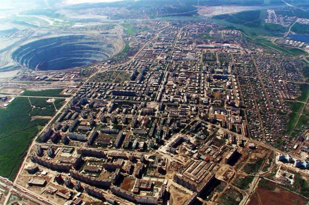 足有160层楼高的钻石矿场，当地居民竟然这么穷