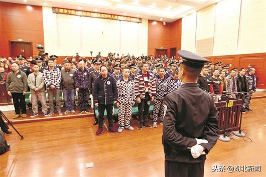 湖北奥迪撞人案庭审：致死涉黑恶案件引发关注