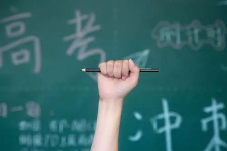 高考英语地位受到威胁，小语种开始上位，高考选其他语言靠谱吗？