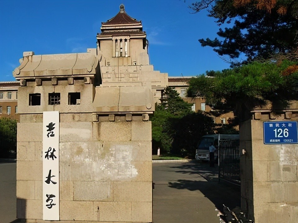 全国大学“土味外号”，清华北大成了技术学院，“武大郎”很亮眼