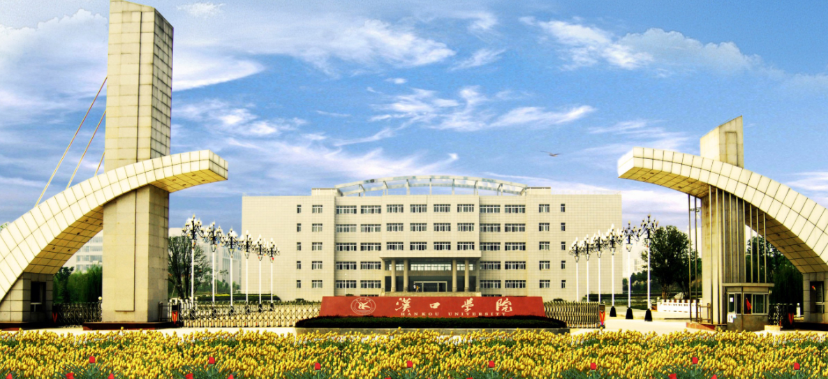 湖北5所大学出现“天价学费”，家长们窘迫不已，这书还念不念？