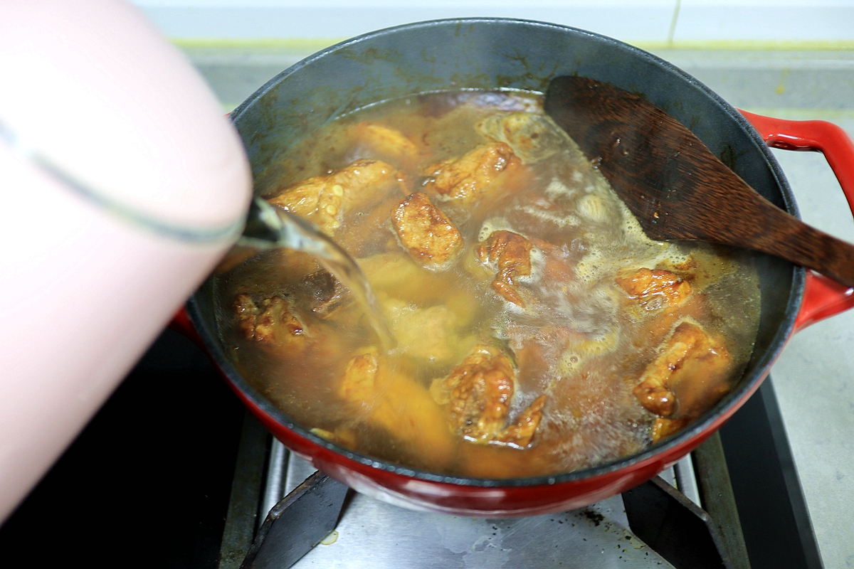 这锅排骨乱炖特适合秋冬，浓香入味料真多，一锅抵4菜真带劲