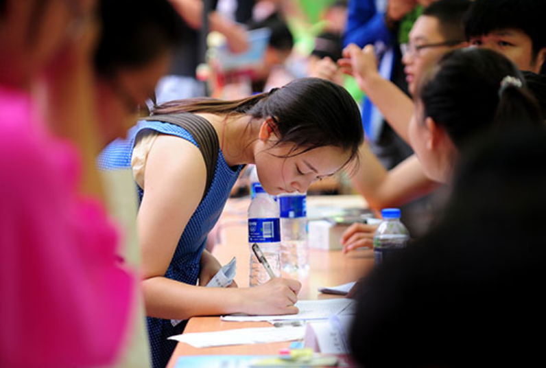 同分不同命“文科生”难上好大学？文理差距大，文科生的苦没人懂