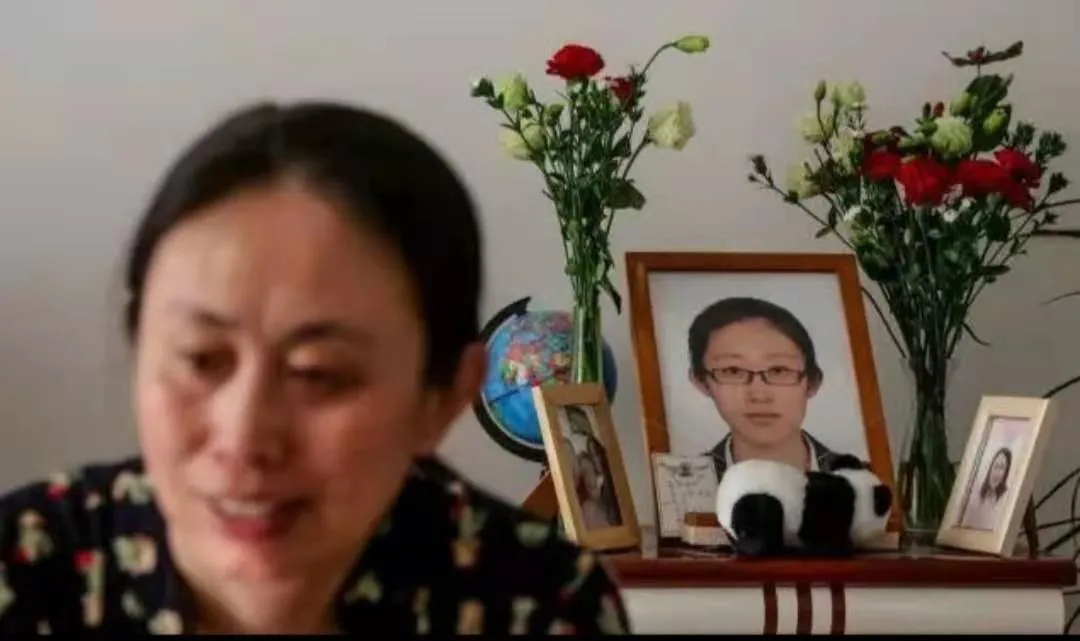 2016年,江歌被刘鑫前男友杀害,躲在门后活下来的刘鑫,如今怎样