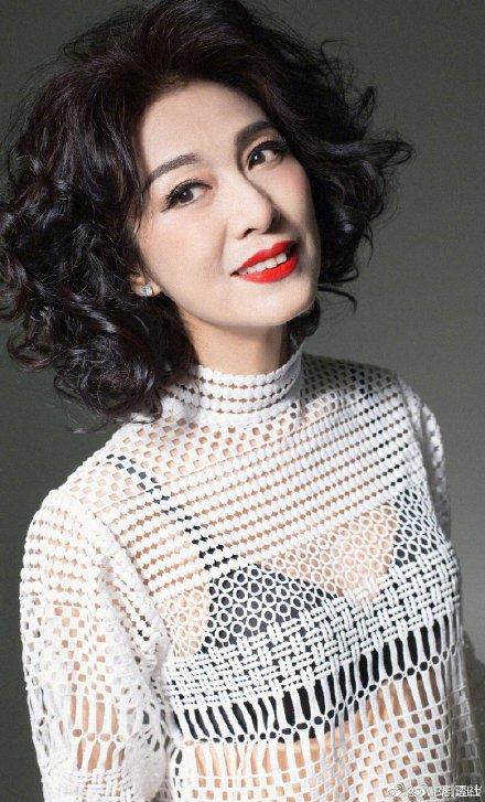 60岁女人都爱剪短烫卷染红发吗?发型这样做,时尚减龄还洋气