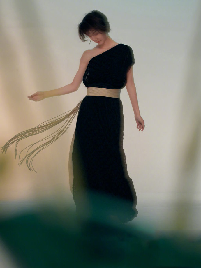 39岁车晓登时尚杂志,黑色吊带裙秀纸片人身材,置身沙发气质真好