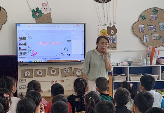 校长痛批教师上课两大现象，老师：烦请领导放下麦克风，站着开会