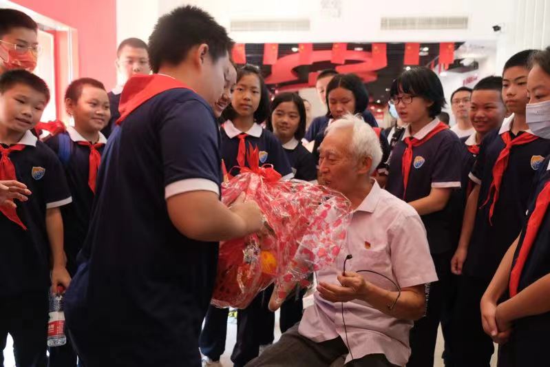 长沙开福好人馆国庆日迎来湘郡培粹2101班学生“过节”