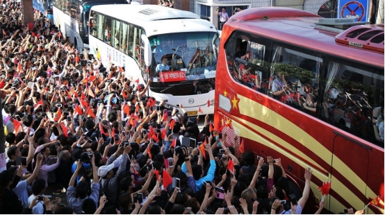 毛坦厂“陪读妈妈”，放弃年薪20万的事业，专心给孩子“送外卖”