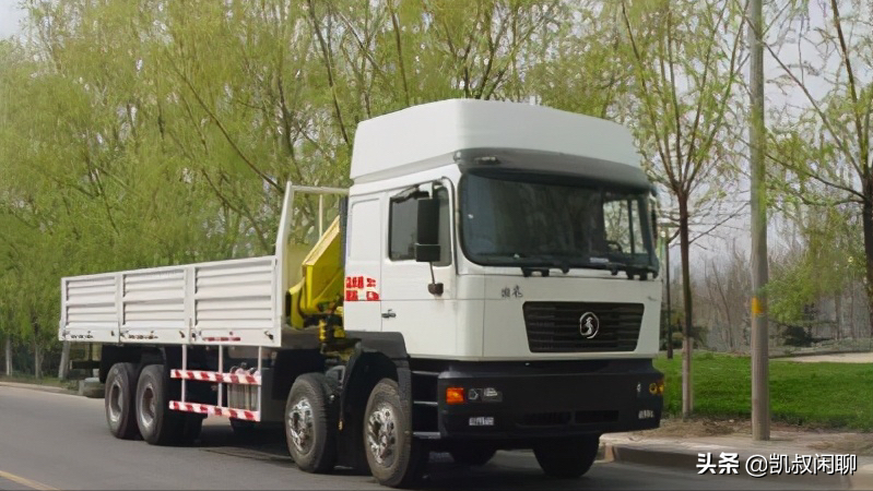 陕汽德龙f2000拥有16吨和10吨随车吊起重机,国内还真是少见