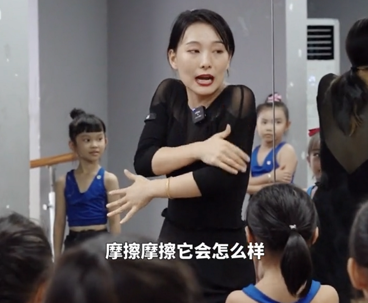 三亚一拉丁舞老师走红，魔性教学全程无尿点，获得19.9万家长点赞
