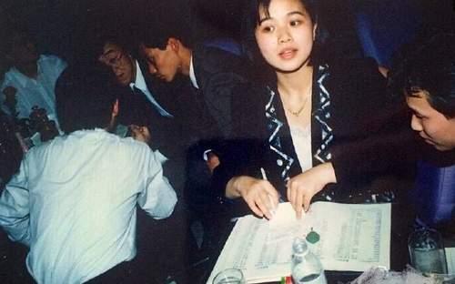 他是“江苏一哥”孟非，曾娶初恋女友为妻，今49岁一家三口超幸福