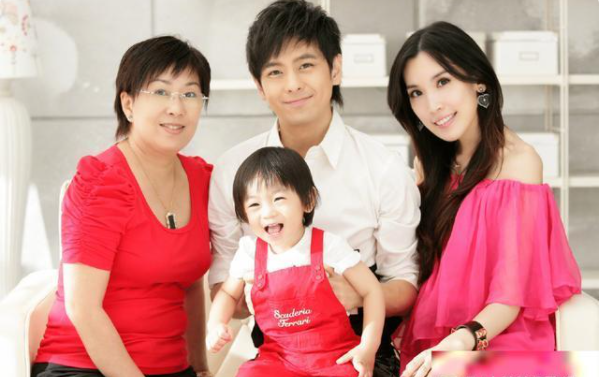 林志颖带老婆孩子给妈妈庆生，仨儿子骑自行车可爱，kimi长大了