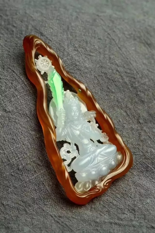 翡翠雕刻完成后的成品,已从一块特色的翡翠明料,变成一件极具收藏意义