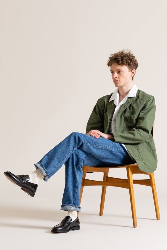 男人穿皮鞋就落伍了？那你没穿对，搭配白袜试试，回头率高又时髦