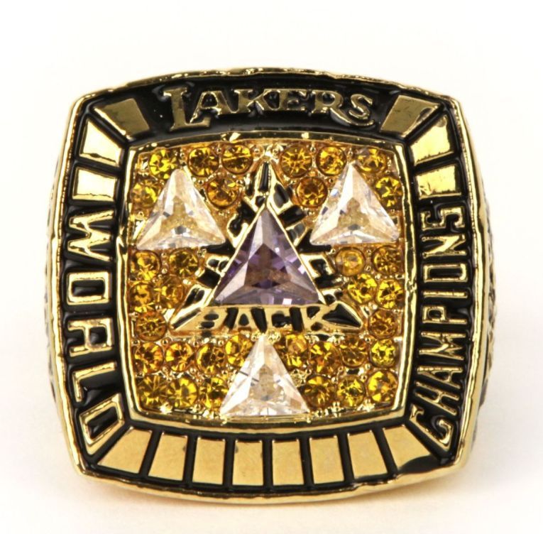 湖人,小牛与篮网,将主要对手几乎全部打垮,之后,马刺队终于在这枚戒指